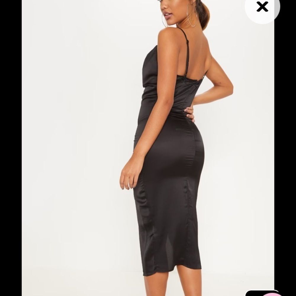 Pretty little thing plus black strappy satin cowl midi dress -20 - Picture 9 of 10